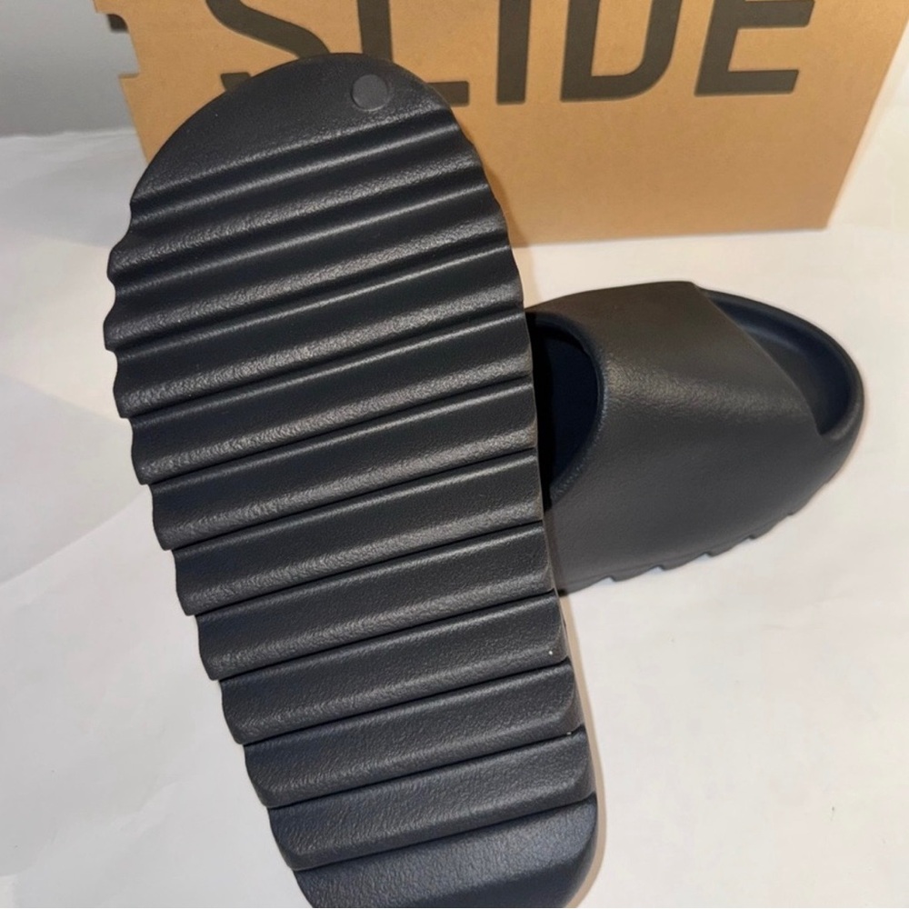 NEW Adidas Yeezy Onyx Black slides men’s size 7 sandals - Picture 2 of 4